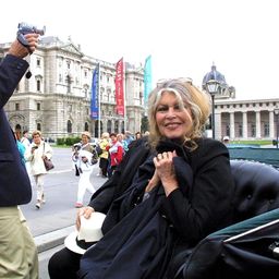 Brigitte Bardot, ya en su madurez, posando en París.
