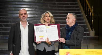 (I-D) El secretario general de CCOO, Unai Sordo; la vicepresidenta segunda y ministra de Trabajo, Yolanda Díaz, y el secretario general de UGT, Pepe Álvarez, posan durante la firma del acuerdo sobre el subsidio de desempleo, en la sede del Ministerio,