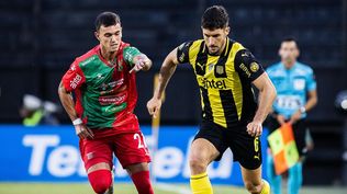 Rodrigo Pérez de Peñarol ante Guillermo López de Boston River por el Torneo Apertura