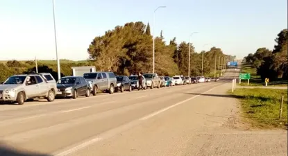 En los puestos fronterizos suelen formarse largas colas para cruzar a Argentina.