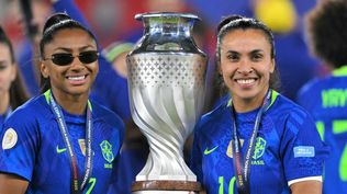 Las jugadoras Kerolin y Marta de Brasil, sostienen el trofeo de la Copa América femenina que ganaron otra vez, venciendo a Colombia en la definición por penales