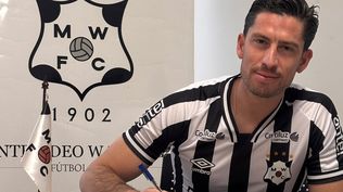 Santiago Ormeño al firmar en Wanderers