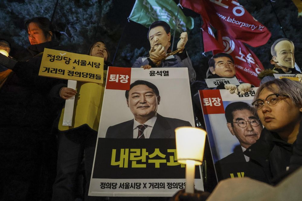 Manifestantes en Corea del Sur piden la renuncia del presidente Yoon Suk-yeol.