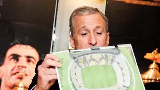 Damiani jugó un rato con la maqueta del estadio