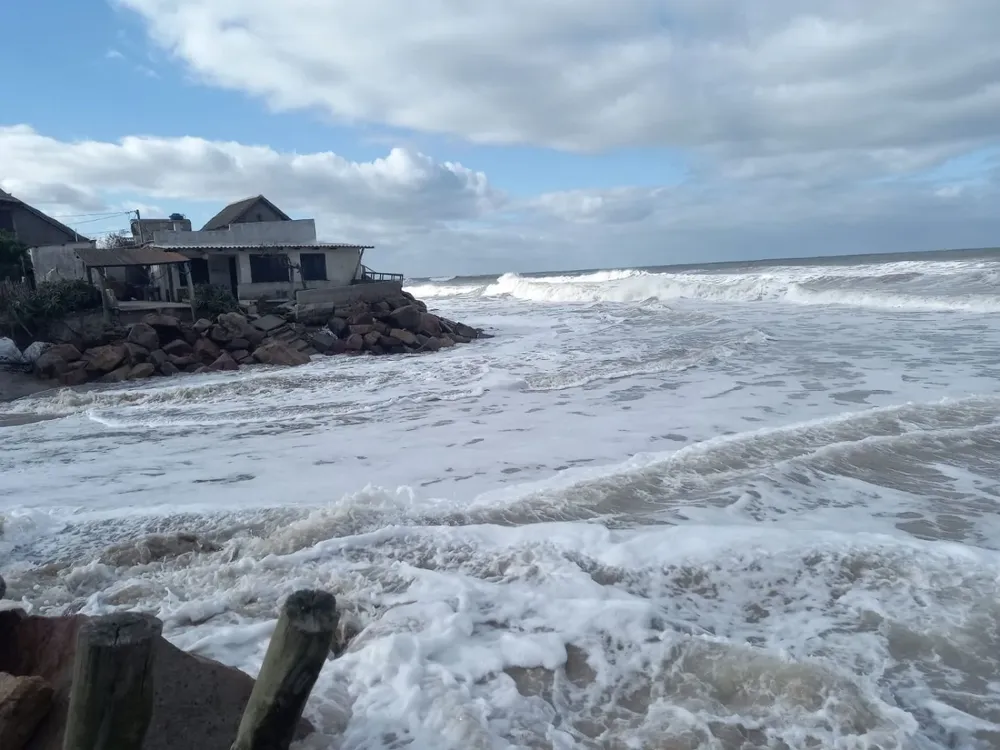 Un fetch derrumbó un puñado de casas de Aguas Dulces