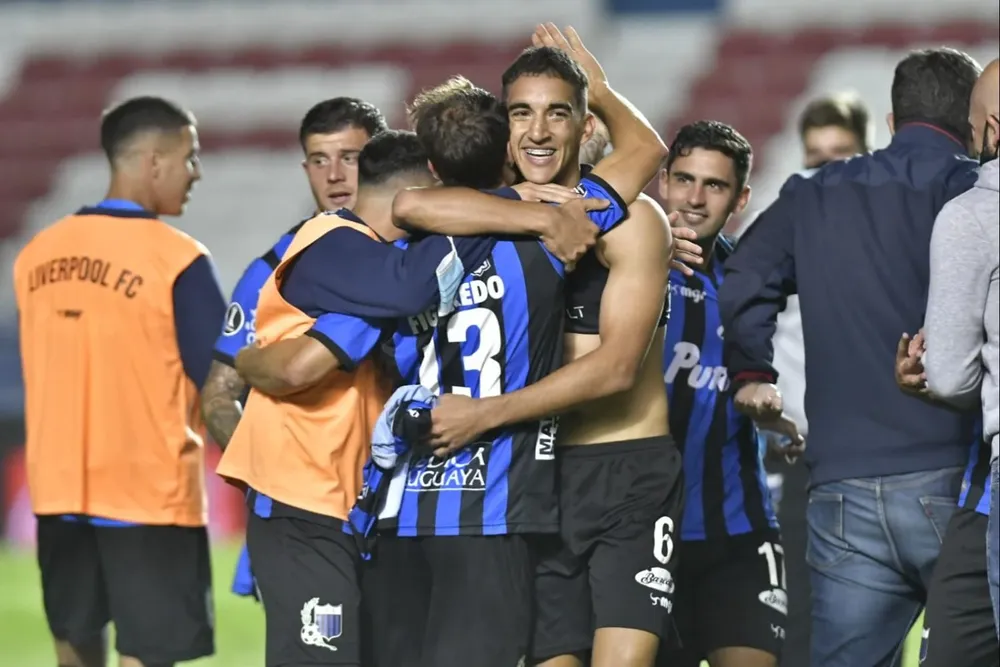 Hernán Figueredo y Federico Pereira fundidos en un abrazo