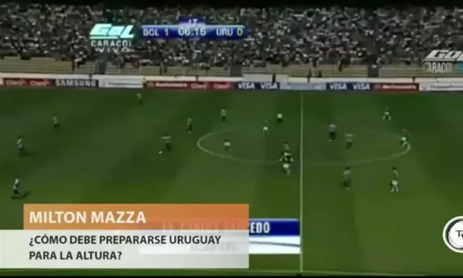 ¿Es justo jugar partidos de Eliminatorias en la altura de La Paz, de 3.600 metros? En entrevista en El Observador TV, el deportologo Milton Mazza, profesor de la cátedra de Medicina en el Deporte de la Facultad de Medicina, dijo que no se debería jugar en la altura y que lo lógico sería bajar al llano para equiparar las fuerzas.El jueves de tarde Uruguay enfrentará a Bolivia en La Paz. Allí, dijo Mazza, hay un ambiente adverso para la práctica de deportes como el fútbol, por lo cual no es conveniente jugar en la altura y significa una ventaja deportiva para las selecciones ya aclimatadas.El deportólogo dijo que hasta 2.000 metros es una altura moderada. La presión atmosférica por encima de los 2.500 metros, y ni que hablar a los 3.600 metros de La Paz, es inferior. Por eso la posibilidad de ingreso de oxígeno a nuestros tejidos se ve dificultada. Y el oxígeno es fundamental para que se produzca la energía a nivel muscular y encefálico, afirmó Mazza. En el desempeño físico el oxígeno es extremedamente importante y más en el fútbol, que se basa en la capacidad aeróbica del jugador. De todos modos, el efecto pisicológico de la altura también existe, indicó.