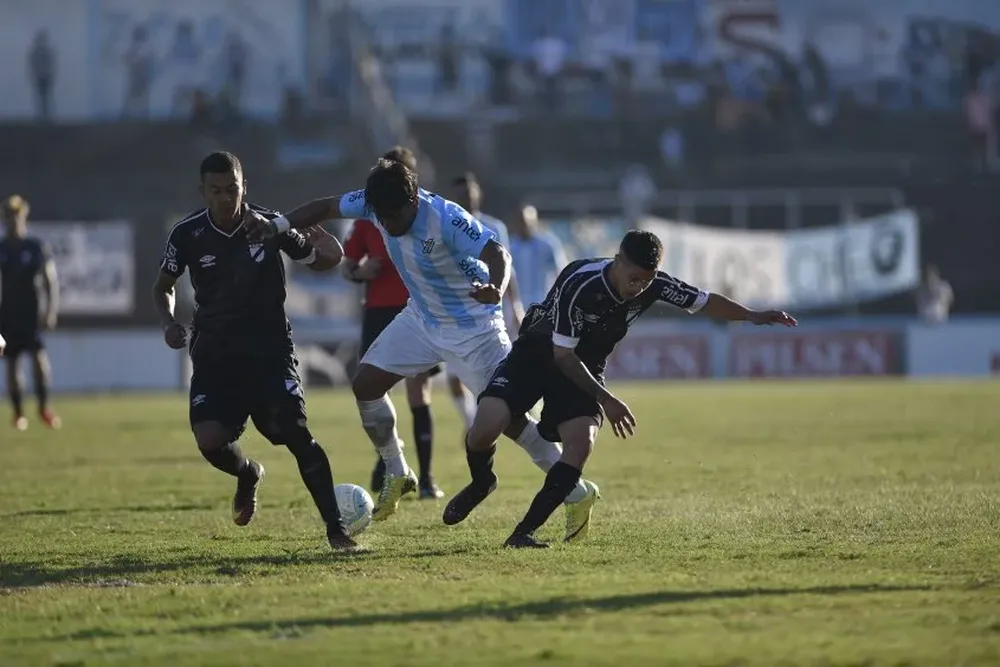 Maureen Franco le pasa por arriba a la defensa de Danubio