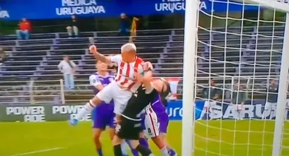 El momento de la agresión de Almeida a Dawson que no fue advertida por el árbitro Feres ni por el VAR