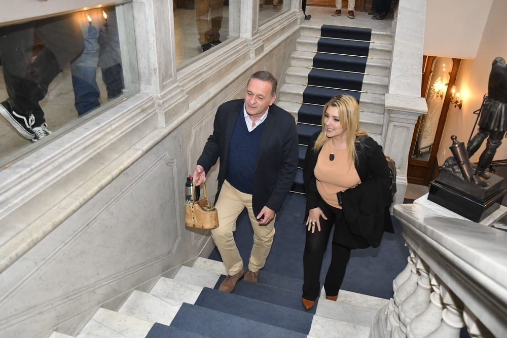 Álvaro Delgado y Valeria Ripoll suben las escaleras del directorio del Partido Nacional