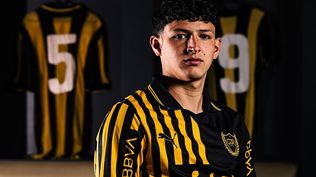 Leonel Jaime, la nueva figura de Peñarol, con la camiseta nueva que utilizará el club