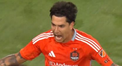 Franco Escobar festeja un gol para Houson Dynamo de la MLS