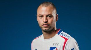 Nicolás López con la nueva camiseta blanca 2025 de Nacional