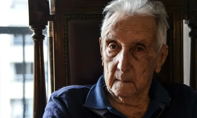 Félix Sienra a los 100 años en su hogar
