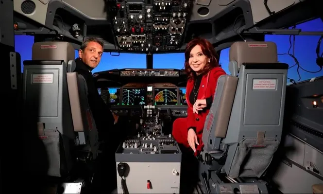 Sergio Massa y Cristina Kirchner, en un simulador de Aerolíneas Argentinas, su última aparición juntos.