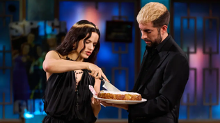 La cantante Rosalía corta el bizcocho que le preparó a David Broncano.