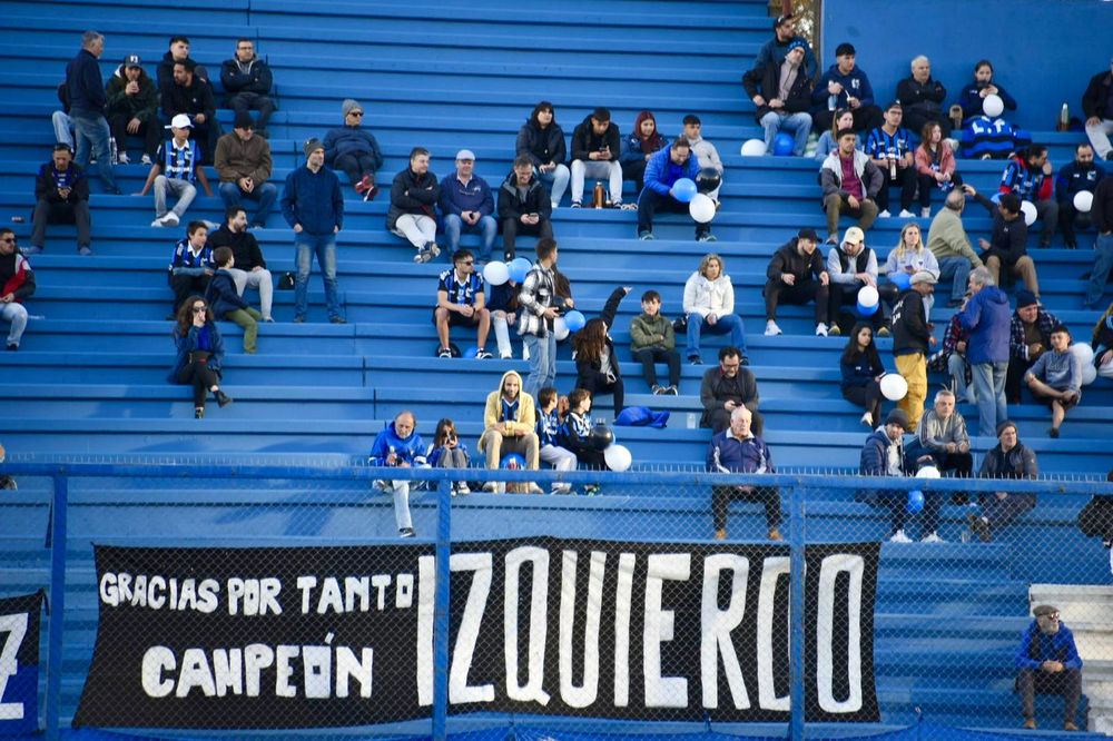 Bandera de los hinchas de Liverpool para Juan Izquierdo