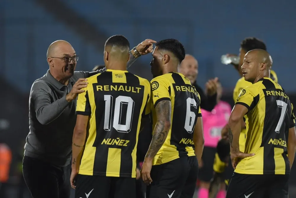 Arias y los jugadores de Peñarol
