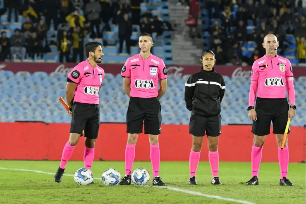 Anahí Fernández fue cuarta árbitra en Peñarol-Racing en el Apertura