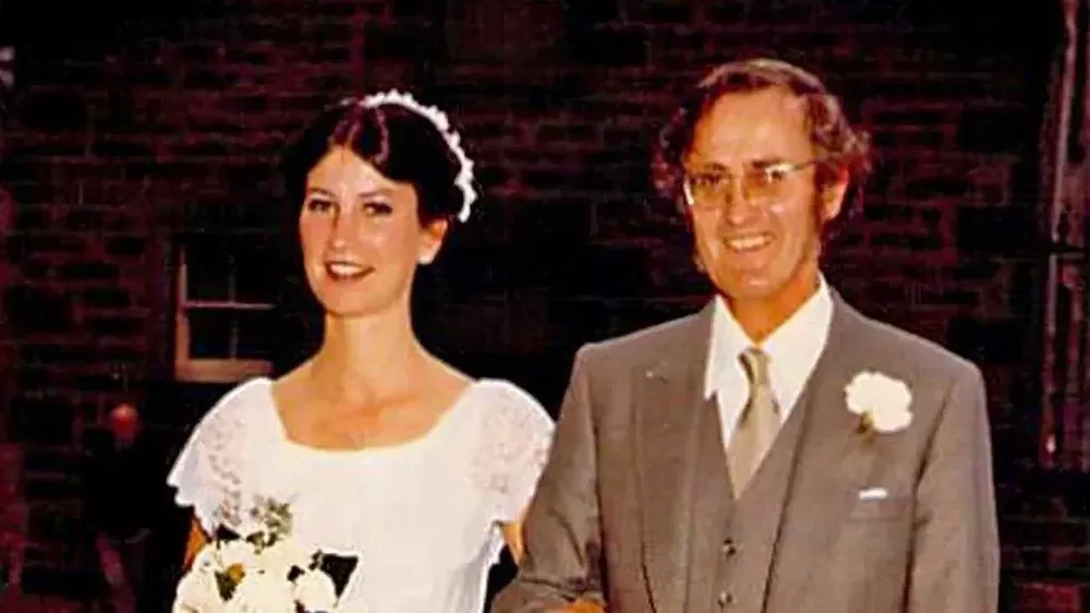 Jenny junto su padre Hamish Dawson, el día de su boda en 1980.