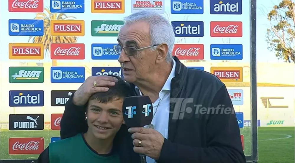 Jorge Fossati y su nieto Manuel Peña, jugador de la sub 14 de Danubio