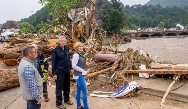 La ministra de Agricultura alemana, Julia Klöckner (derecha), habla con miembros del cuerpo de bomberos en el municipio de Altenahr, en el oeste de Alemania.