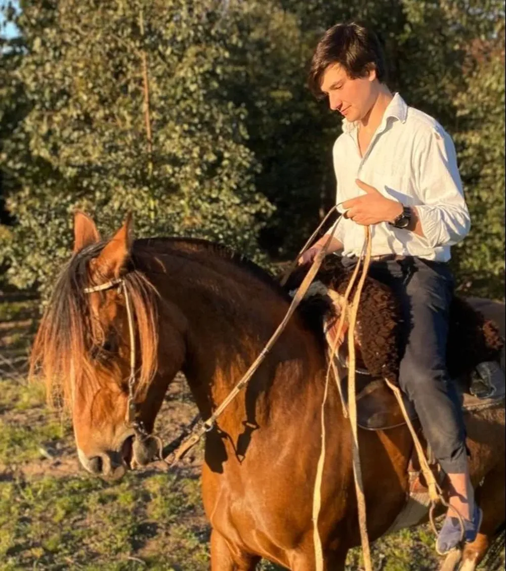 Diego y una de sus pasiones, ir al campo y andar a caballo.