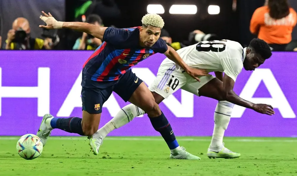 Ronald Araujo marcando a una de las nuevas figuras de Real Madrid, Aurelien Tchouameni