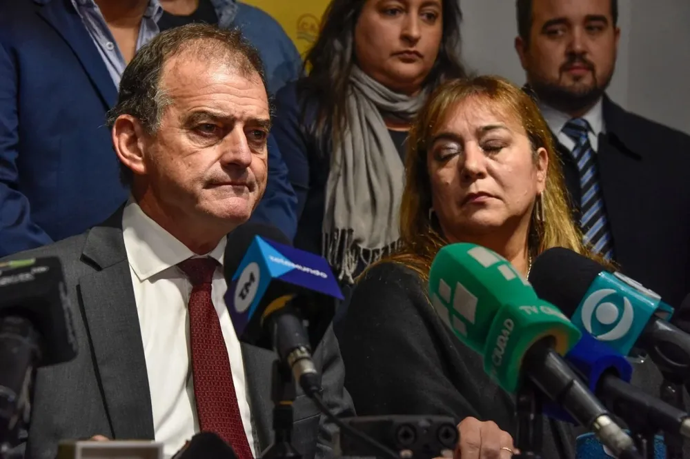 El senador de Cabildo Abierto, Guido Manini Ríos, junto a su esposa la exministra Irene Moreira