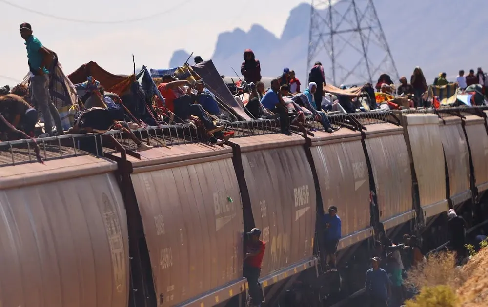 Los miles de migrantes que cruzan la frontera entre México y Estados Unidos diariamente recurren a varios medios de transporte, incluso trenes de carga.