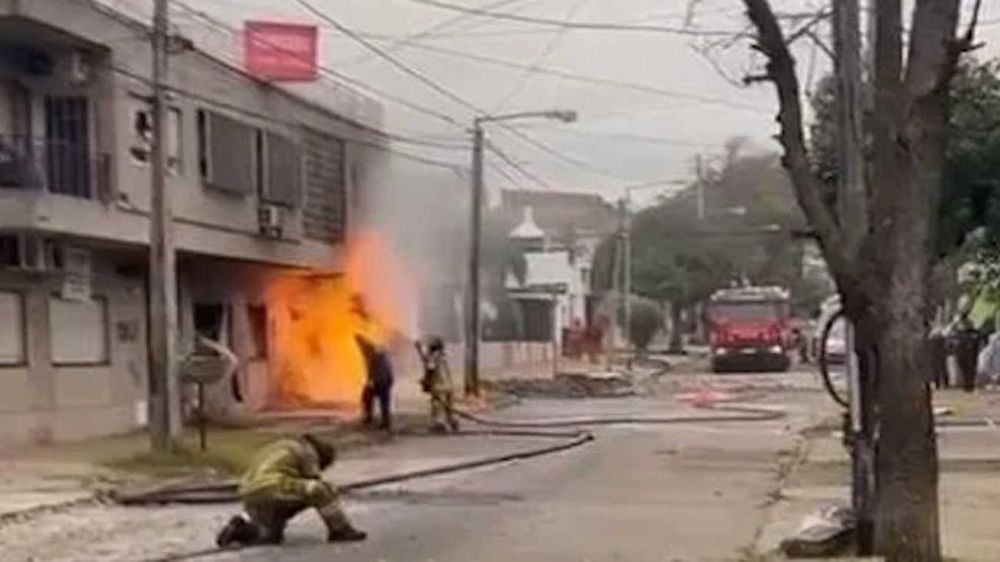 Así fue la explosión del caño de gas que conmocionó a los vecinos de Villa Ballester