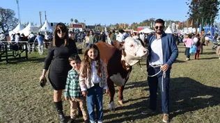 La familia y Gordon en una foto histórica, la primera vez de la cabaña en la Rural del Prado.