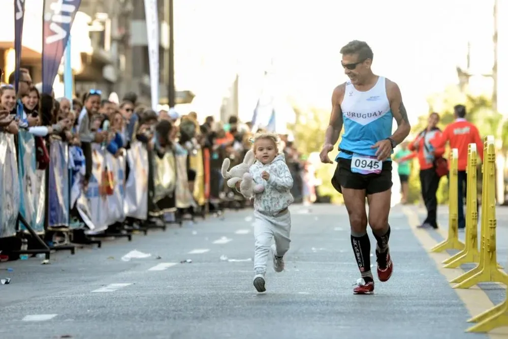 La pequeña Ainara se dio el gusto de cruzar la meta junto a su tío abuelo y su peluche