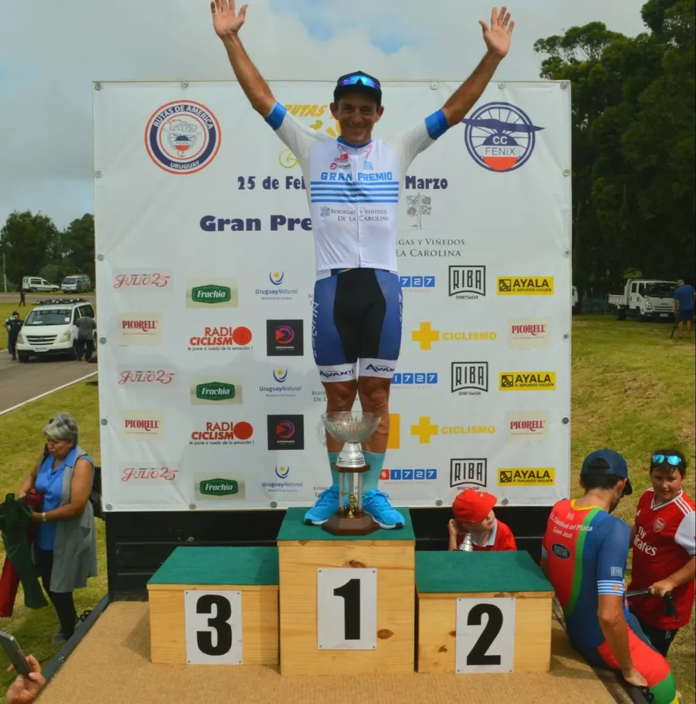 Giacinti en lo más alto del podio con la copa