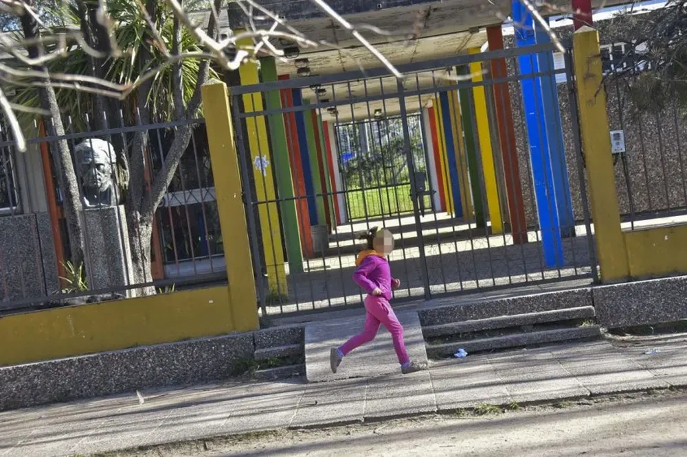 La madre saltó la reja de la escuela Nº251 este miércoles y golpeó a la maestra y a la directora