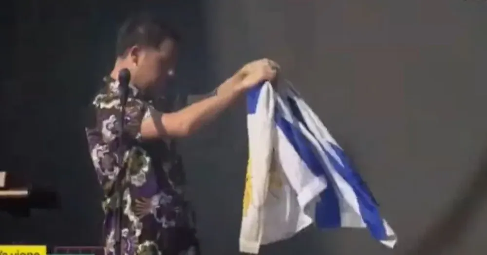 Matthew Murphy recibiendo la bandera uruguaya