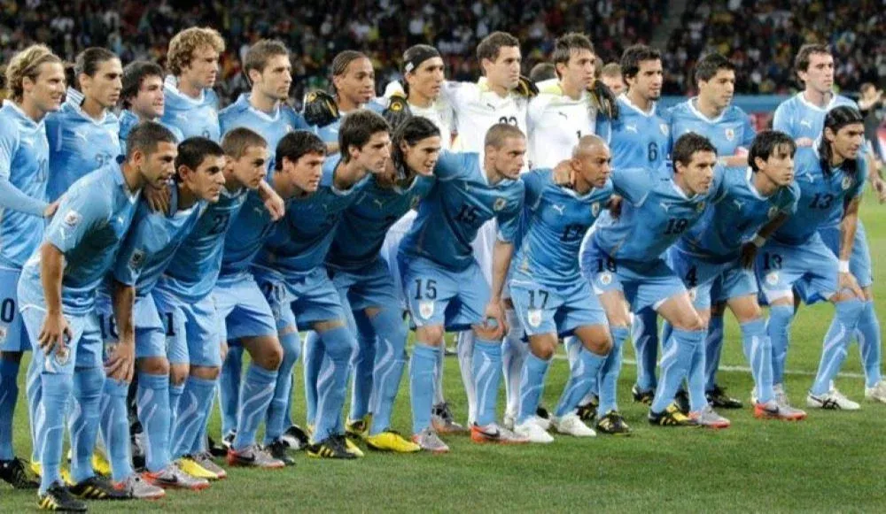 El plantel completo de Uruguay posa antes del partido por el tercer puesto del Mundial de Sudáfrica 2010