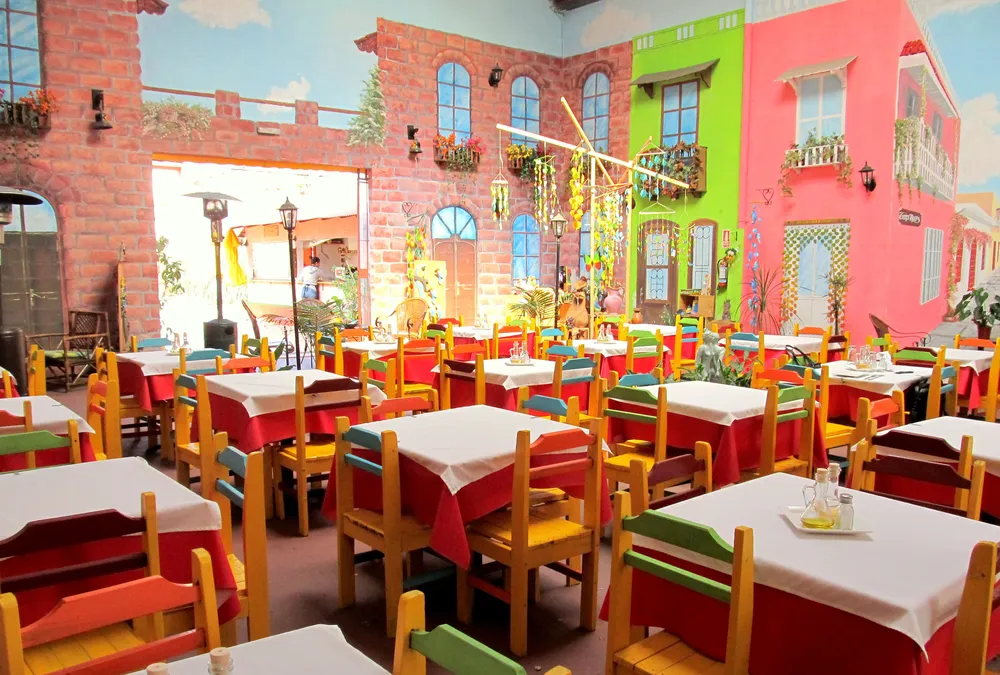 Salón colorido en el que destacan los murales pintados por la chef