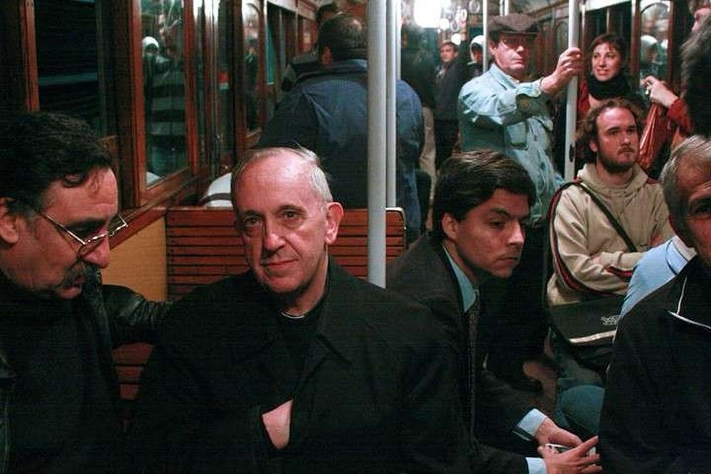 Foto del papa Francisco cuando todavía era Jorge Bergoglio, arzobispo de la Ciudad de Buenos Aires, viajando en el subte línea A. (Año 2008)