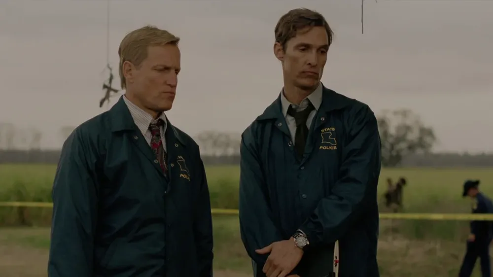 Marty Heart (Woody Harrelson) y Rust Cohle (Matthew McConaughey) en la escena del crimen