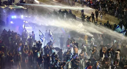 La Policía usó de carros hidrantes para dispersar a los manifestantes. Hay 18 detenidos y 32 heridos