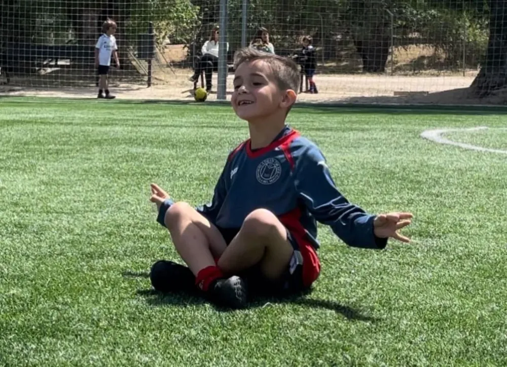 Luciano Giménez, el hijo menor de José María Giménez, sigue haciendo goles e inauguró un nuevo festejo de gol