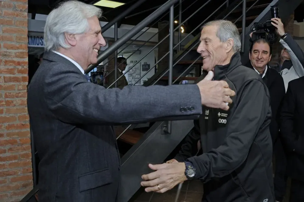 Vázquez fue al Complejo Celeste para entregarle el pabellón nacional a la selección