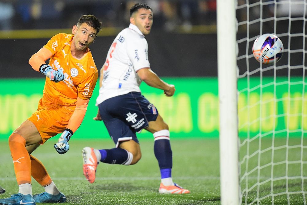 Maximiliano Gómez celebra su segundo gol para Nacional ante Montevideo City Torque por el Torneo Apertura