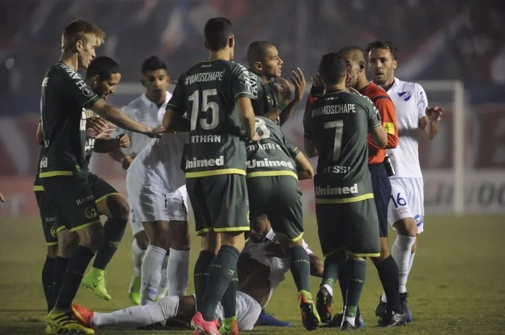 Rossi le protesta a Aquino