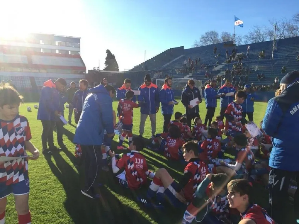 Los niños con los jugadores de Nacional