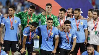 Luis Suárez y sus compañeros de la selección de Uruguay en el podio de la Copa América 2024