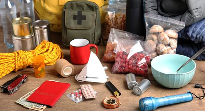 Algunos de los elementos que componenel kit de supervivencia recomendado por la UE.
