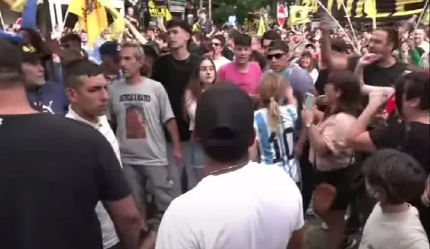 Antes del acto de La Libertad Avanza: se enfrentaron militantes de Massa y de Milei