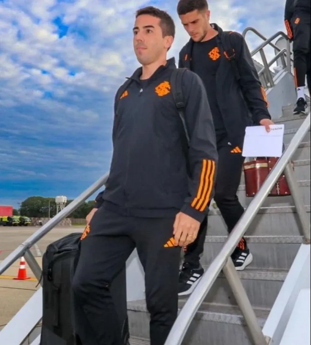 De Pena bajando del avión en Carrasco